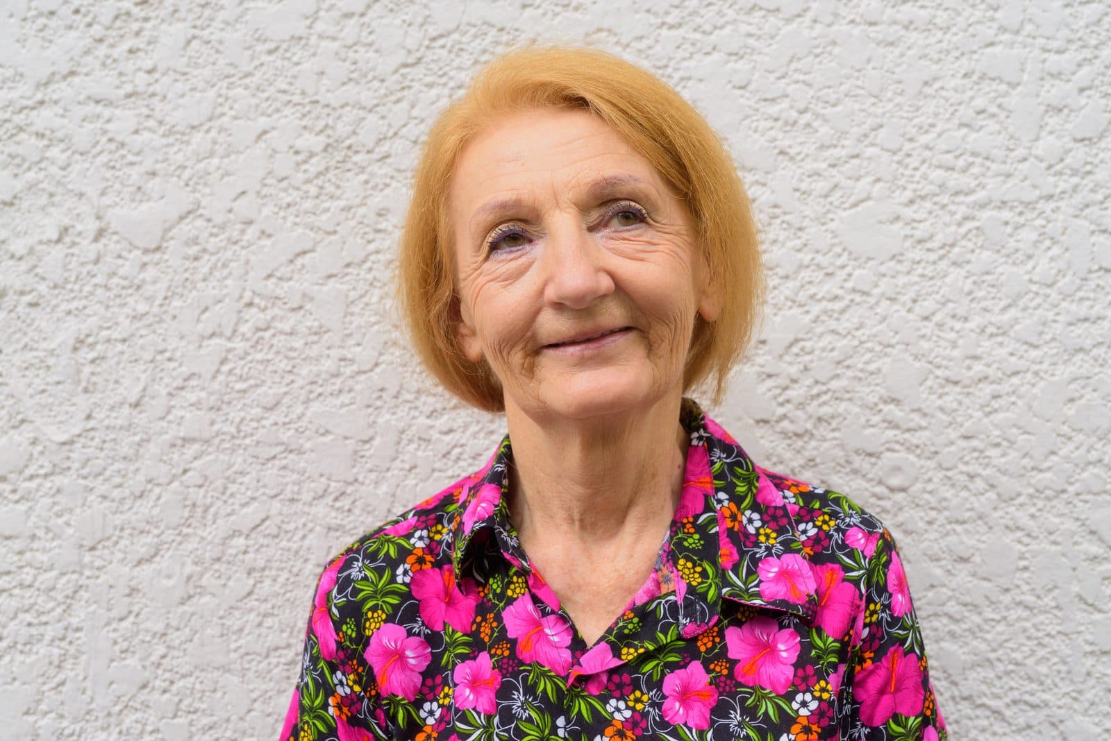 Retrato de una señora mayor sonriente al aire libre
