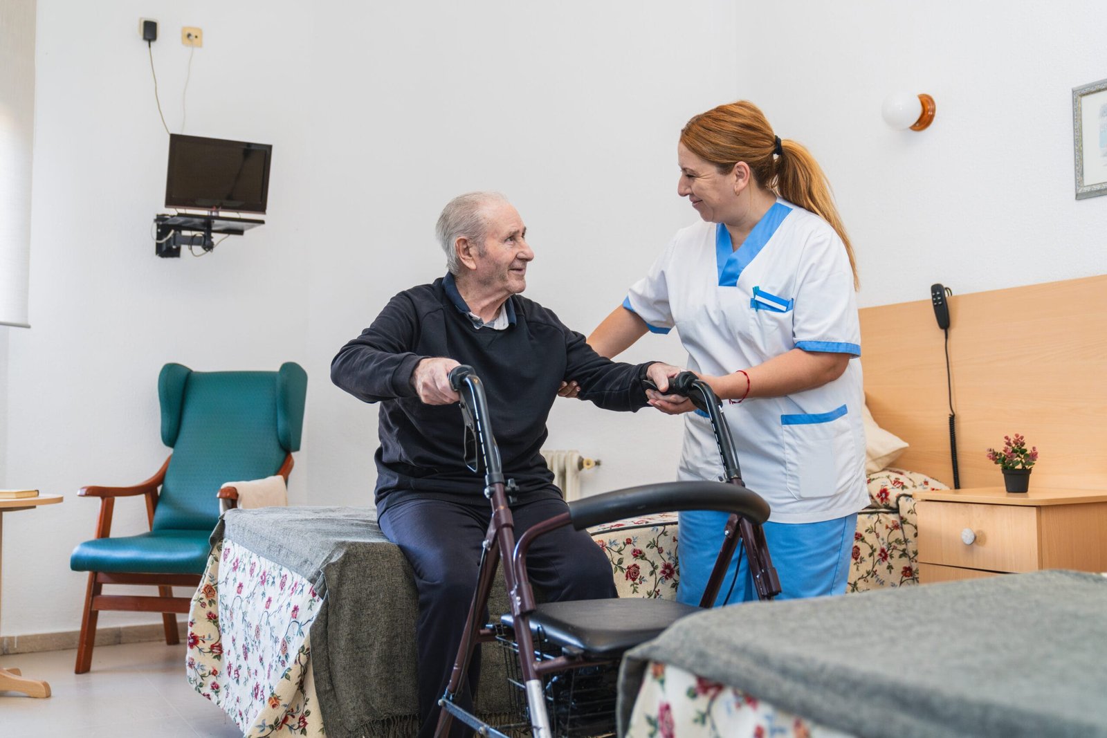Cuidadora asistiendo a persona mayor en Montgat