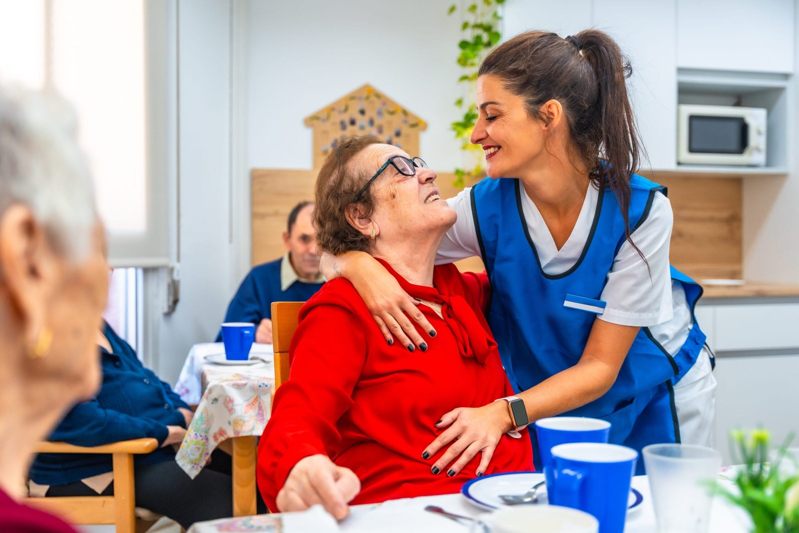 Cuidadora acompañando a mayor · cuidadoras a domicilio en Sants