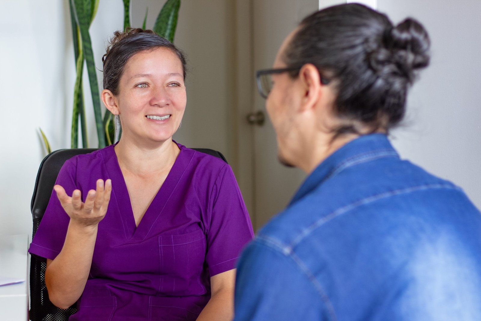 Profesional explicando información a una persona mayor y a su familia