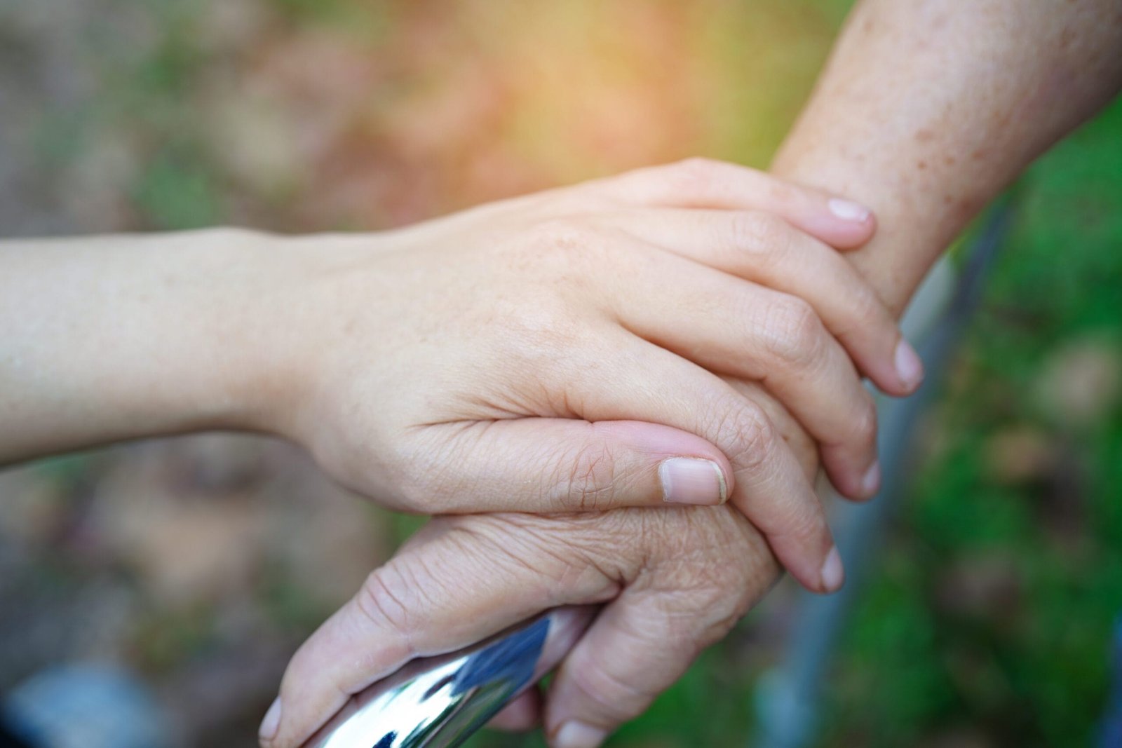 Manos entrelazadas de apoyo y confianza