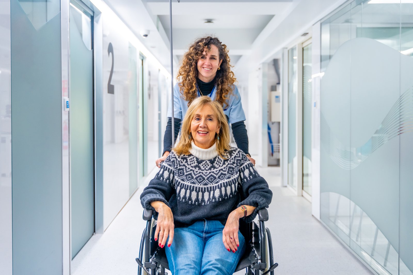 Cuidadora interna conviviendo con persona mayor en Arboç, l’