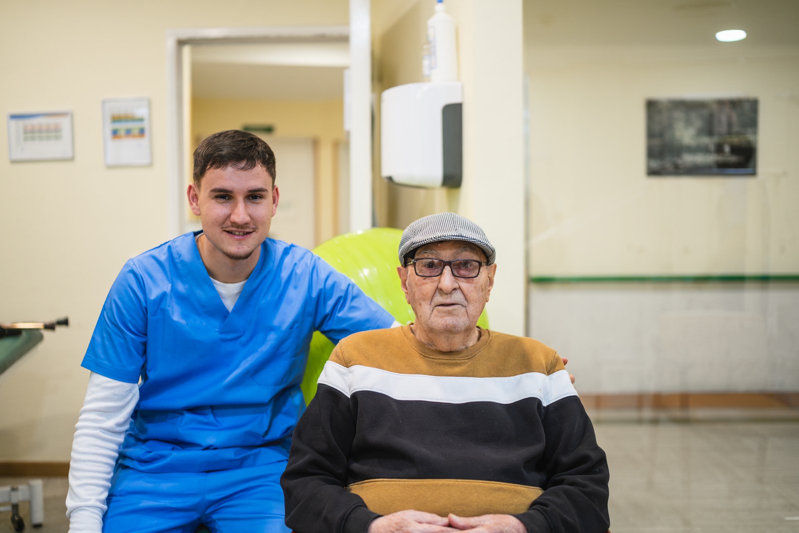 Cuidadora interna conviviendo con persona mayor en Rosselló