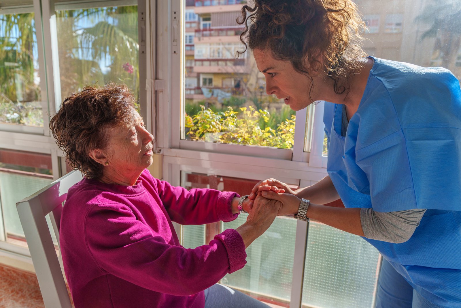 Cuidadora interna conviviendo con persona mayor en Fornells de la Selva